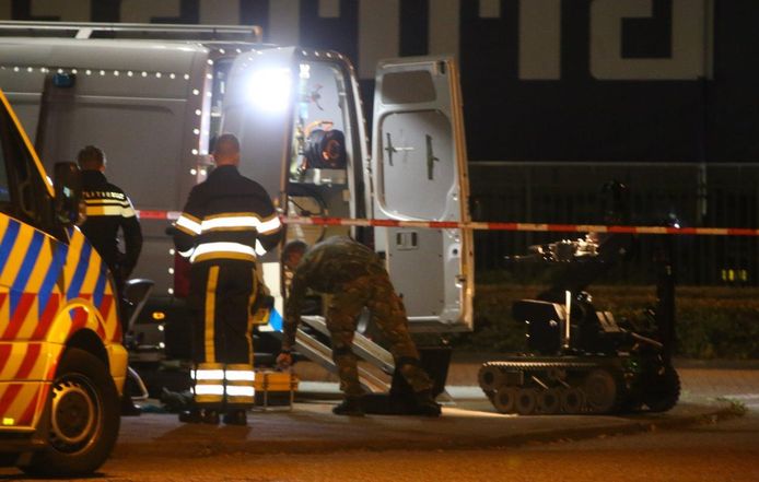 Explosieven OpruimingsDienst onderzoekt verdacht pakketje in Den Bosch.