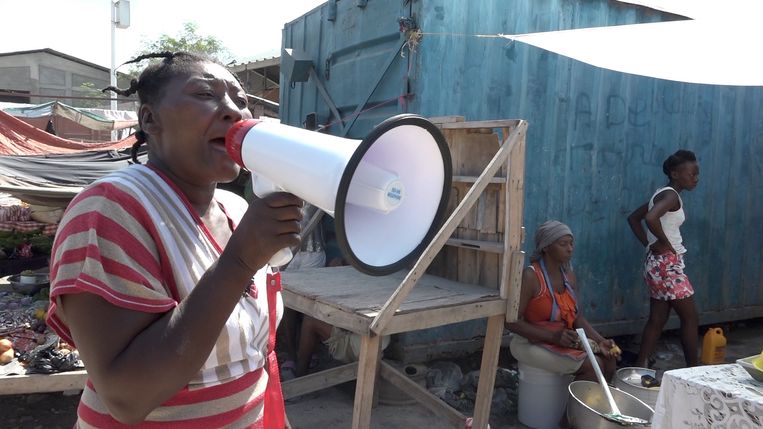 Deze Haïtiaanse schreeuwt het letterlijk van daken: 'Geef je kind niet aan een weeshuis!' | Trouw