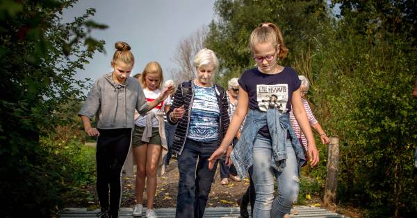 Jong en oud samen op Weurtsche Straatje