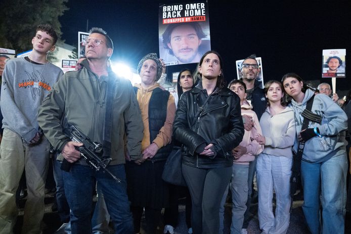 Les participants apportent également leurs armes lors d'un rassemblement visant à attirer l'attention sur les otages israéliens. Le 30 décembre à Tel Aviv.