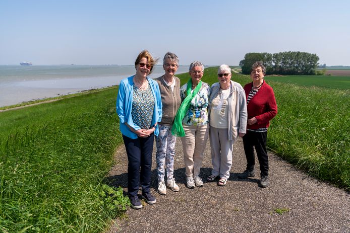 Team PFAS van de Vrouwen van Nu aan de Westerschelde.