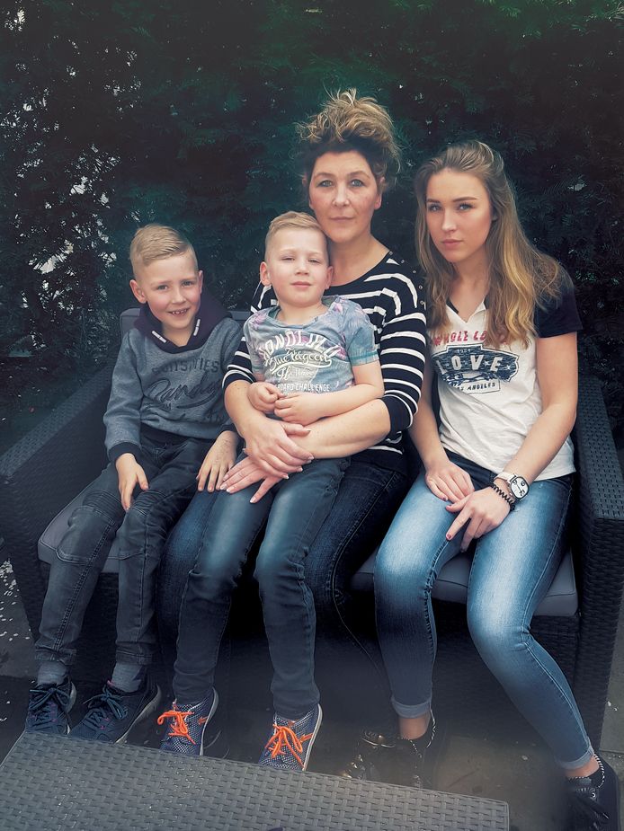 Sandra de Lange en haar kinderen.