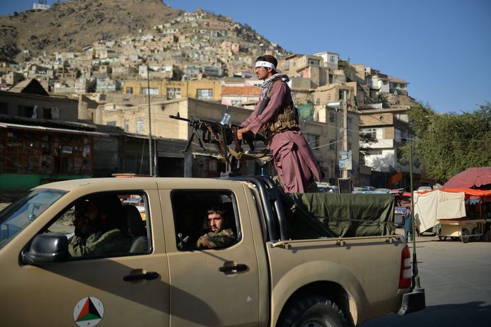 Taliban-strijders patrouilleren in de straten van Kaboel.