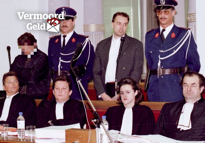 Op zĳn assisenproces in 1996 blĳft Franky Vroman zĳn flamboyante zelf. Hĳ wordt verdedigd door Vic Van Aelst (rechtsonder) en krĳgt uiteindelĳk levenslang. Johan Platteau (midden) treedt op voor Jacques D.P.