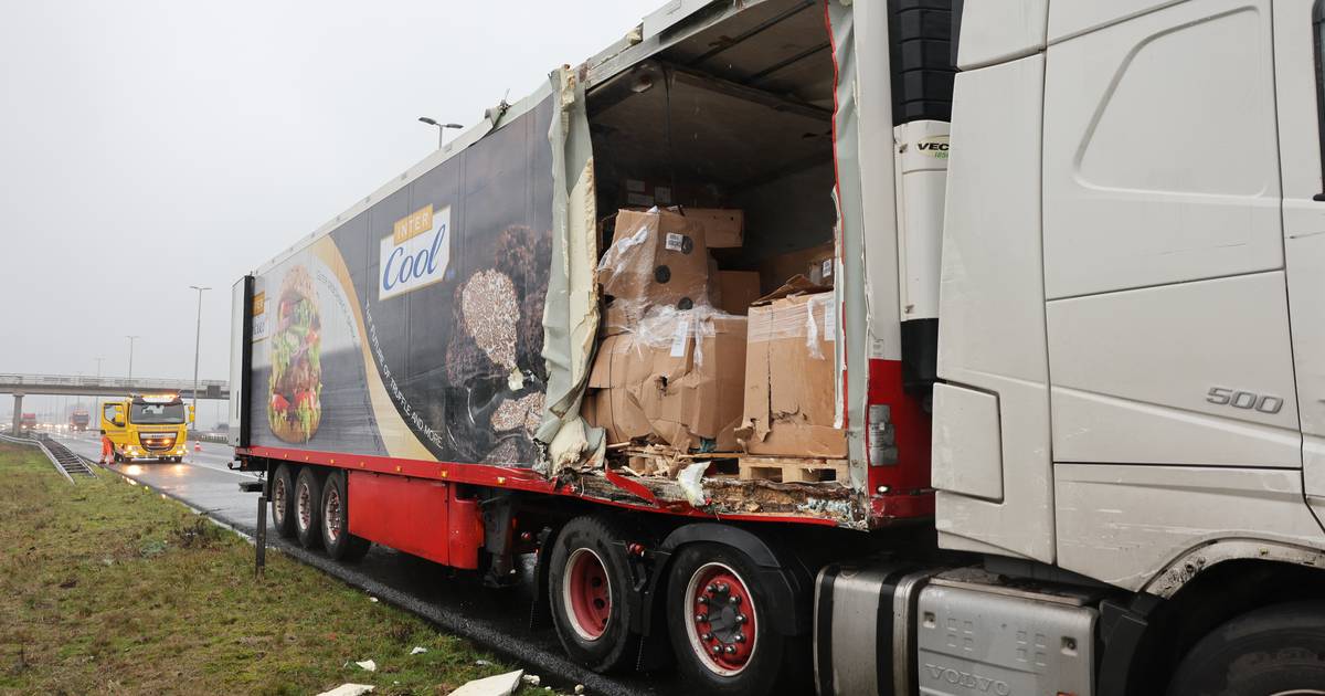 A28 deels afgesloten door ongeluk met vrachtwagen: file tussen Epe en Hattem.