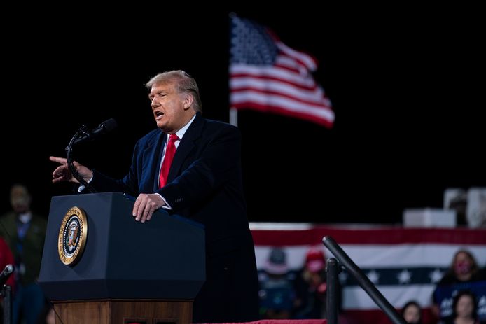 President Donald Trump tijdens de verkiezingbijeenkomst zaterdag op het vliegveld van Fayetteville (North-Carolina).