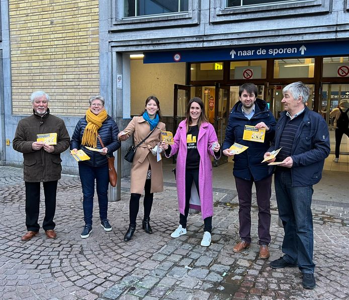 Maaike De Vreese (derde van rechts) met haar N-VA-afdeling op pad aan het station van Brugge