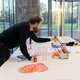 Op een reusachtige eettafel verbeeldt kunstenaar Tom Heerschop het kerstmenu van Nederland