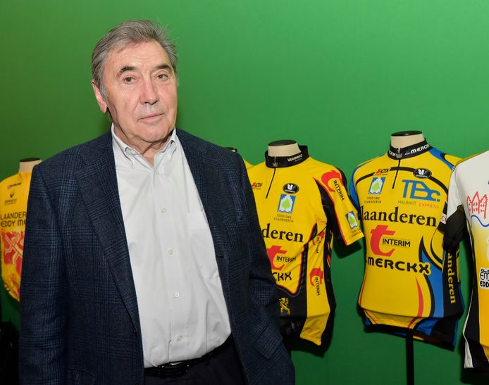 Eddy Merckx poseert voor de truitjes van de ploeg.