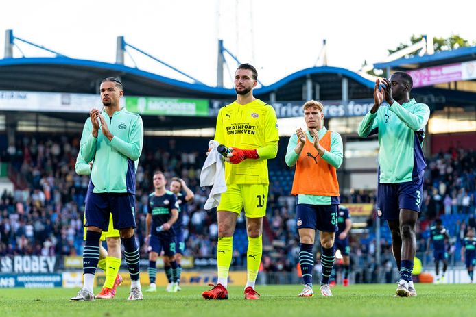 De treurende PSV'ers, met Joël Drommel in het midden, danken het uitpubliek voor de steun.