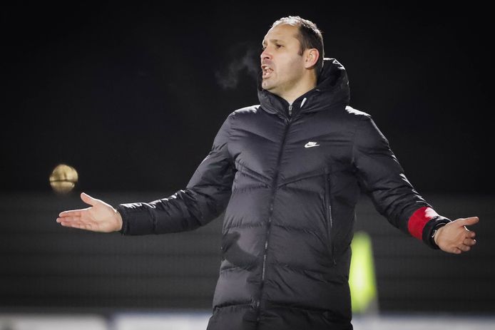 Coach Maxime Annys (Wellen) is het niet direct eens met de beslissing van de ref, maar zag vorige week zijn team wel winnen in de moeilijke derby op Schoonbeek-Beverst.