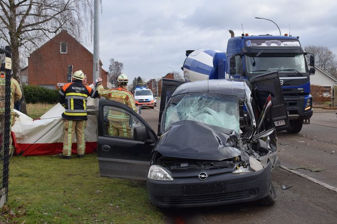 Een auto en vrachtwagen botsten aan Achterbos in Mol