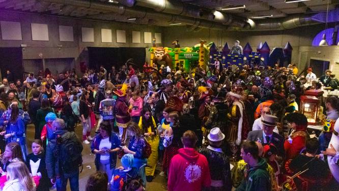 Kinderen vieren massaal carnaval in feestzaal 