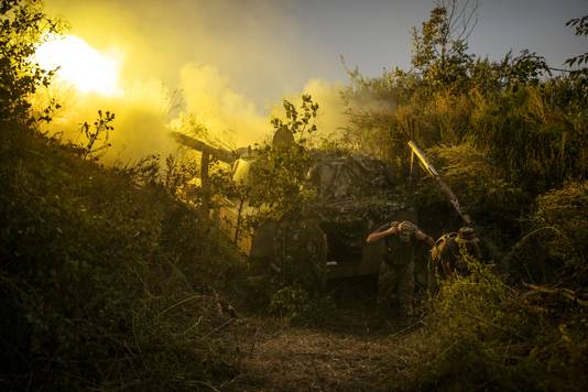 Oekraïense soldaten vuren een houwitser af op doelwitten in de richting van Bachmoet. Beeld van 28 augustus.