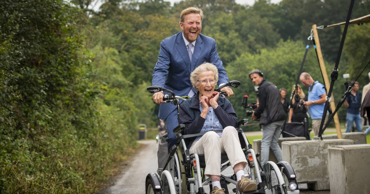 Willem-Alexander laat oudere dame stralen op rolstoelfiets: ‘Ik vond het echt geweldig’