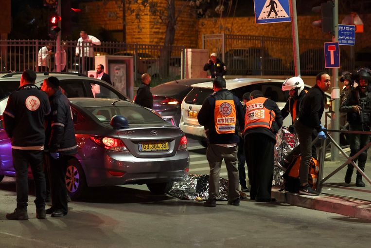 Door een schietpartij bij een synagoge in Jeruzalem zijn minstens zeven mensen overleden, melden Israëlische media. Beeld AFP