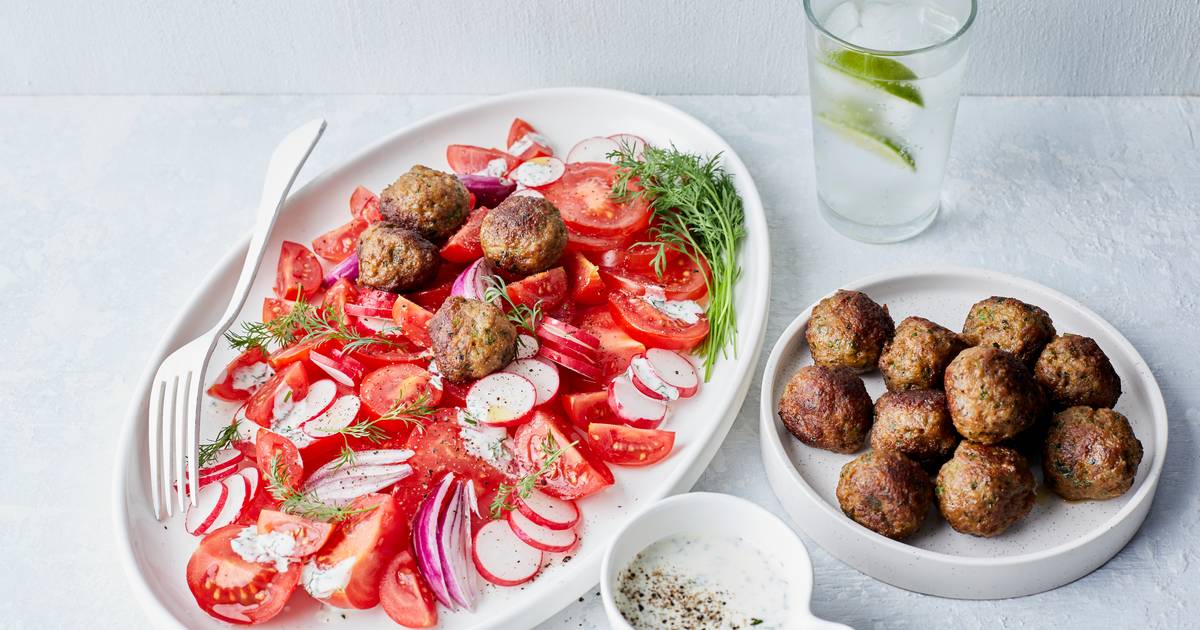 Frisse tomatensalade met gehaktballetjes en dilledressing Eten hln.be