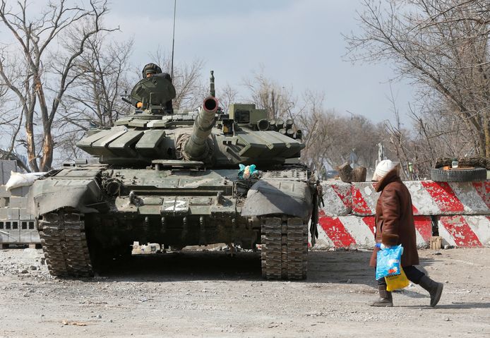 Een tank met pro-Russische rebellen in het centrum van Marioepol.
