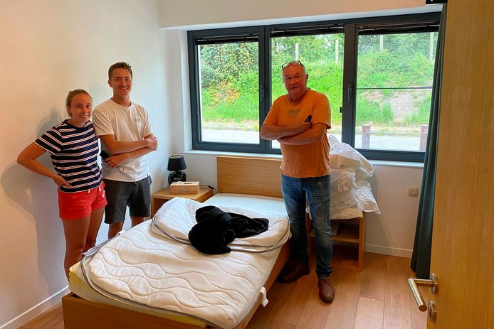 Ivana Boone, vriend Maarten Thomas en diens vader Bert van B&B Kapelhof in de recent vernieuwde kamer van de voortvluchtige nadat die door de politie doorzocht was.