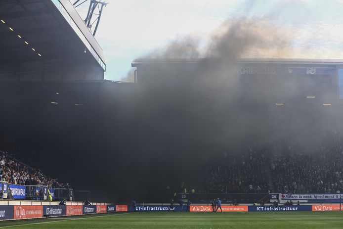 Vanwege rookbommen werd het duel even stilgelegd.