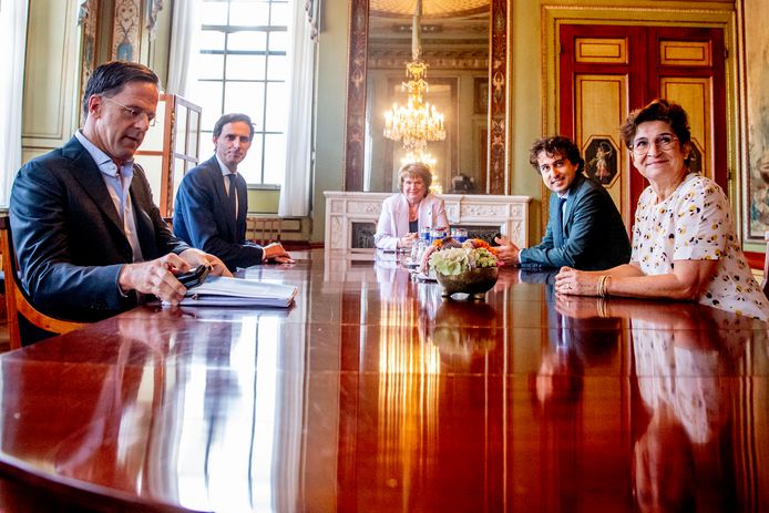Mark Rutte (VVD), Wopke Hoekstra (CDA), Jesse Klaver (Groenlinks) en Lilianne Ploumen (Pvda) voorafgaand aan een gesprek met informateur Mariette Hamer in de Stadhouderskamer.