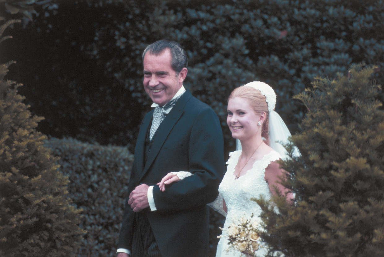 Presiden Richard Nixon bersama putrinya Tricia di hari pernikahannya.  Arsip Gambar Bettmann / Getty