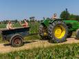 Met aanhanger én blote bast onder de brandende zon tijdens de John Deere-Parade.