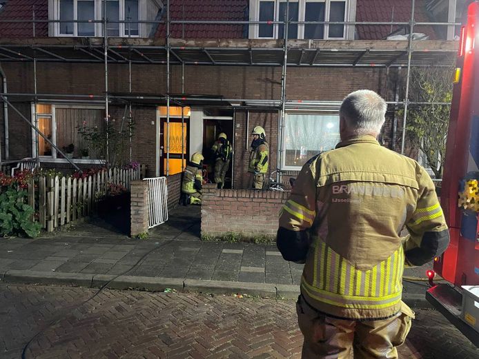 Een woning aan de Vechtstraat in Deventer is onbewoonbaar na een flinke brand.