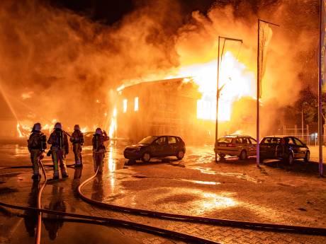 Meerdere bedrijven dakloos door grote brand Kampen