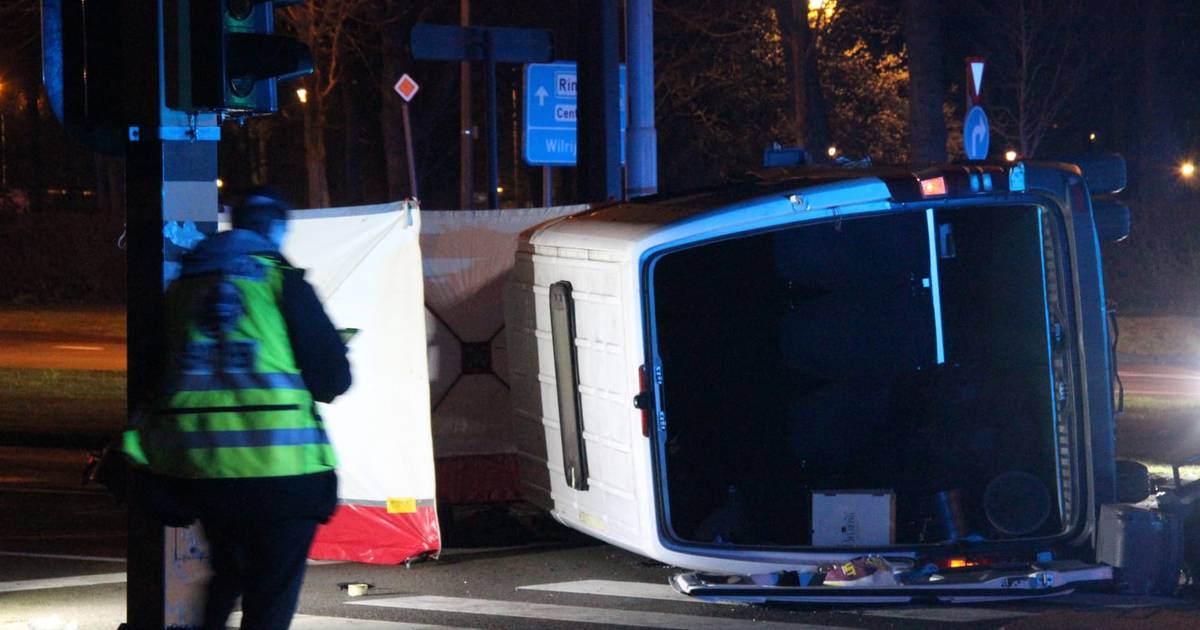 Britse minibus met achttien inzittenden crasht in Antwerpen: chauffeur verongelukt en kind zwaargewond.