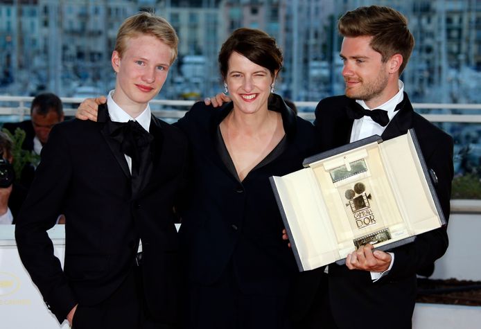 Lukas Dhont (r.) met Victor Polster en Ursula Meier, voorzitter van de jury van de Camera d'Or.