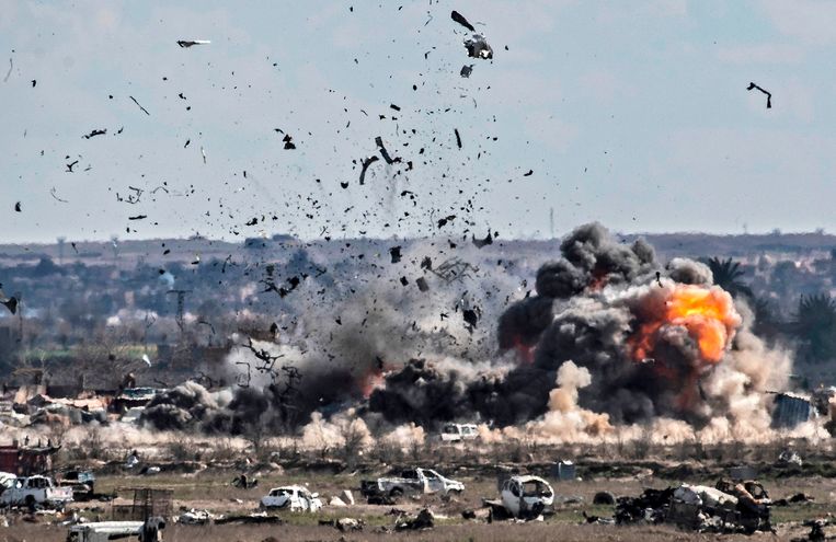 Een IS-bolwerk in Baghouz in de oostelijke Syrische provincie Deir Ez-zor wordt gebombardeerd. Archiefbeeld. Beeld AFP