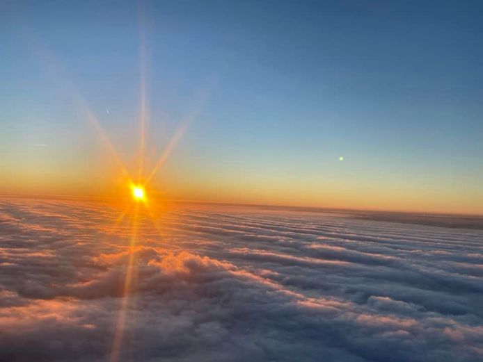 Een beeld van de fraaie zonsopgang vanuit de ballon.
