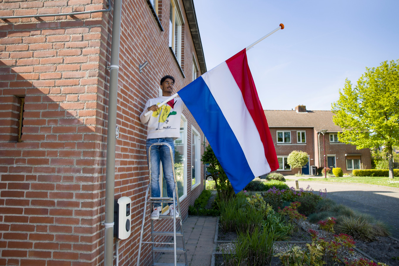 Zij hangen de Nederlandse driekleur vandaag halfstok ‘Als je een vlag hebt, hang ‘m dan ook op