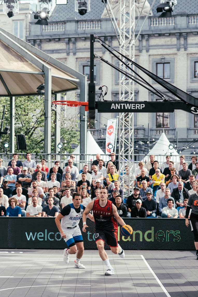 Kapitein Nick Celis schitterde in een uitverkocht stadion op de Antwerpse Groenplaats.  Beeld Tine Schoemaker