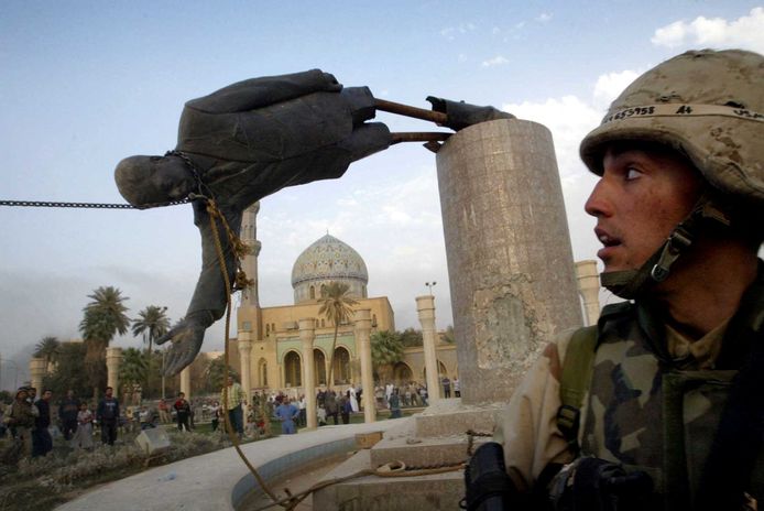 Een beeld dat veel mensen nog zullen kennen: een standbeeld van Saddam wordt omver getrokken in Bagdad, ruim twee weken na de invasie van maart 2003.