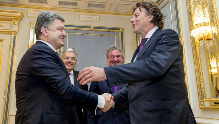 Minister Bert Koenders van Buitenlandse Zaken ontmoette president Petro Poroshenko daags voor het Nederlandse bezoek in de Oekraiense hoofdstad. Beeld anp