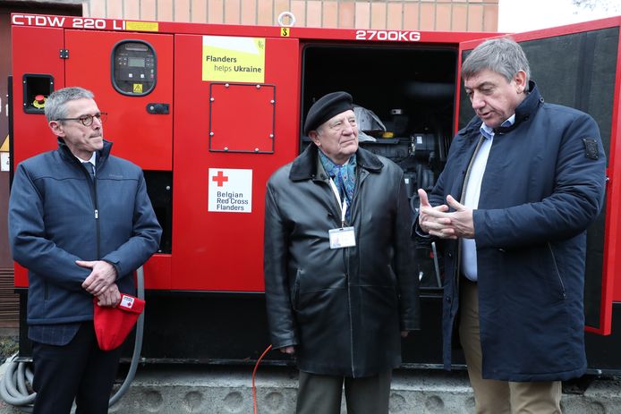 Philippe Vandekerckhove (Rode Kruis-Vlaanderen), Mykola Yefremovych Polishchuk (Rode Kruis Oekraïne) en Vlaams minister-president Jan Jambon (N-VA) bij een stroomgenerator voor een waterzuiveringsinstallatie in Loetsk.