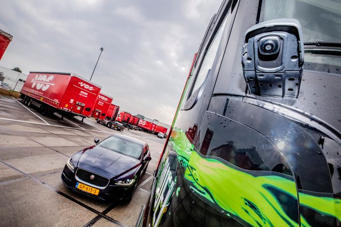 De nieuwe truck van Vos Transport heeft camera's op de plek van de buitenspiegel.