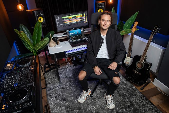 Nick Faulhaber, hier op zijn kantoor in Amsterdam waar hij zelf zijn muziek maakt. De Twentse dj staat dit jaar voor het eerst op het grootste festival ter wereld: Tomorrowland.