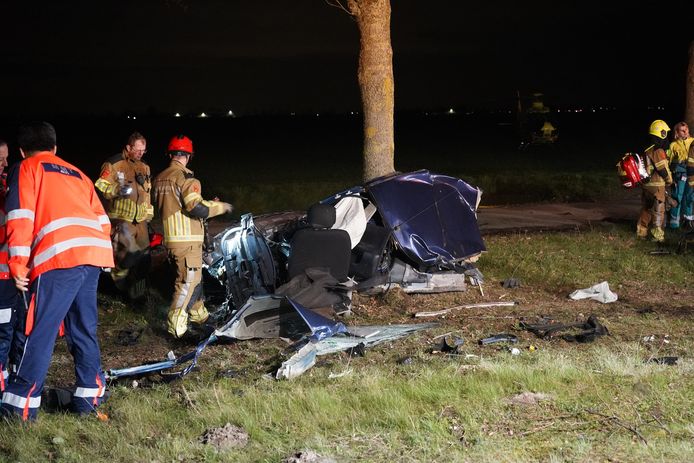 Een automobilist is vrijdagavond overleden bij een eenzijdig ongeval op de N285 tussen Wagenberg en Zevenbergschen Hoek.