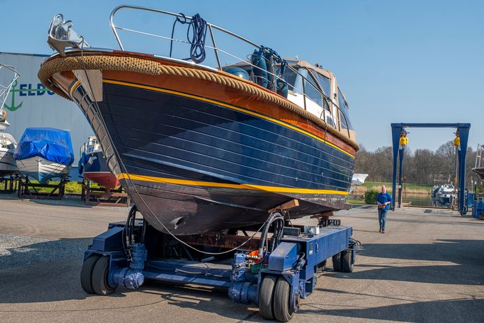 Bij jachthaven Eldorado worden steeds meer plezierboten klaargezet voor gebruik.