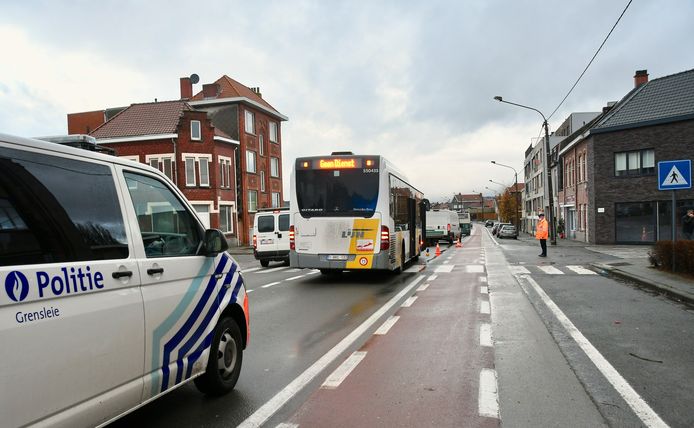 En raison de l'accident survenu à l'intersection de la Guido Gezellelaan et de la Ezelbrugstraat à Menen, la circulation à cet endroit n'a été possible qu'en alternance pendant plusieurs heures.