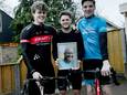 Niek Oude Rengerink (midden) uit Tubbergen fietst dit jaar samen met een paar vrienden de Alp d’Huzes. Het overlijden van zijn vader staat hierbij centraal. Links Thijs Lucas, rechts Bart Bekman.