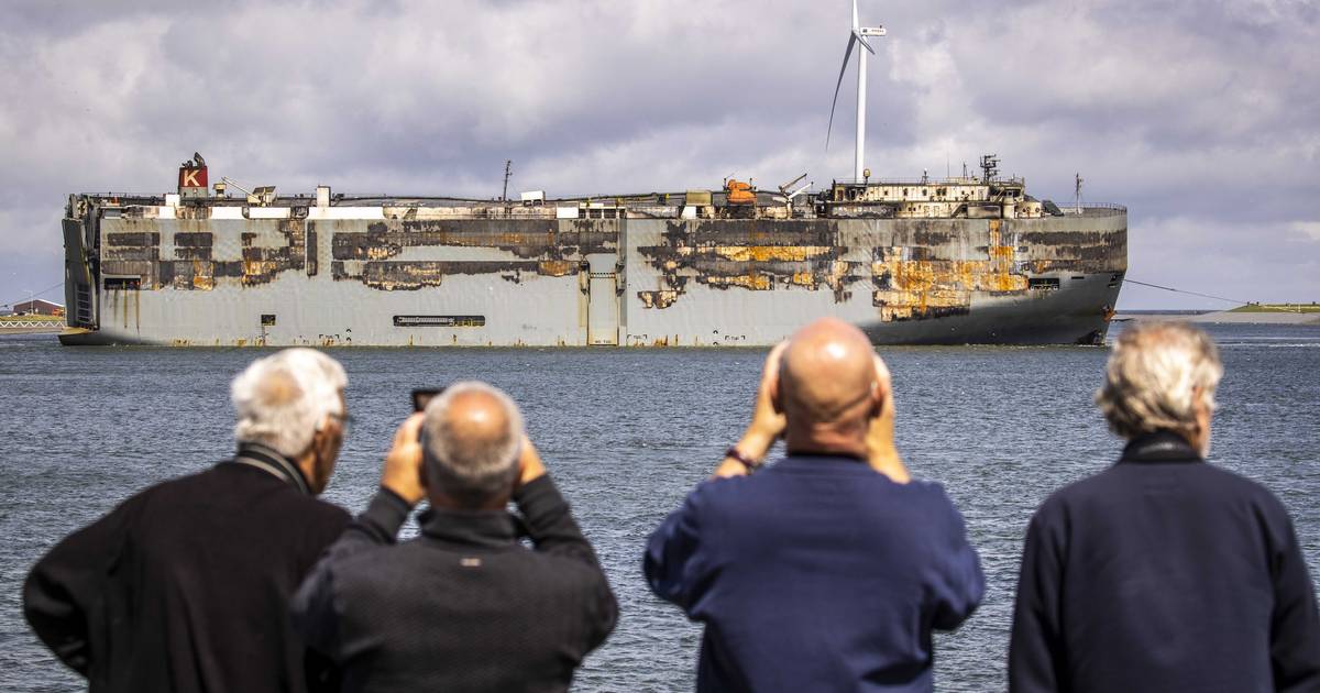 Uitgebrand schip Fremantle Highway trekt bekijks in Eemshaven ...