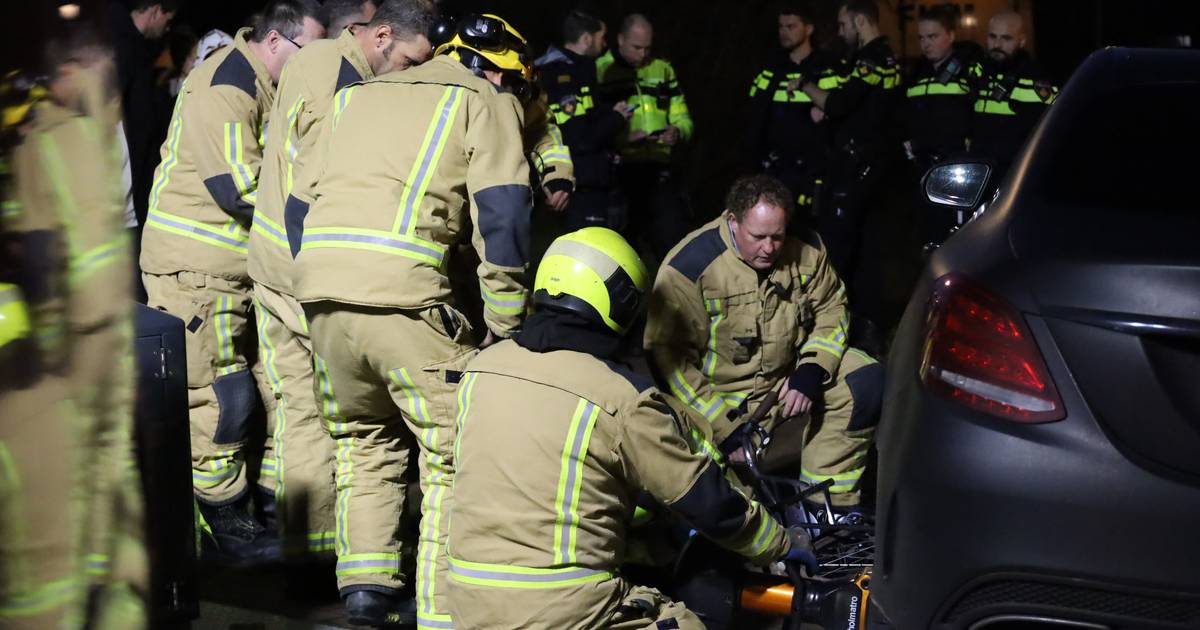 Hulpdiensten rukken massaal uit om fietser in Den Hoorn onder auto vandaan te krijgen