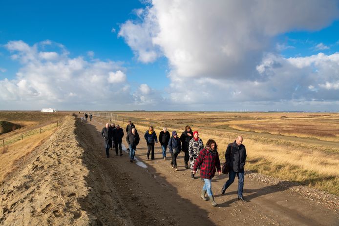 Statenleden van de provincie Zeeland namen vrijdag een kijkje in de Hedwigepolder.