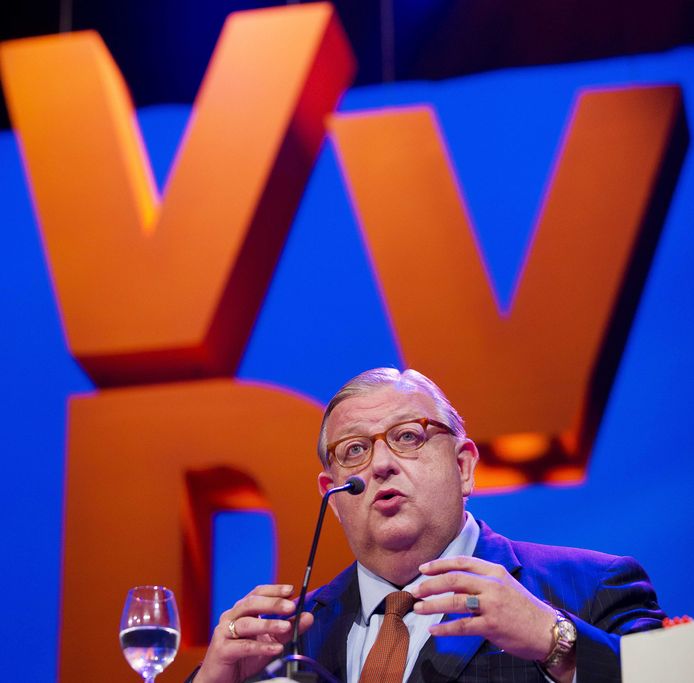 Partijvoorzitter Henry Keizer is aan het woord op de ledenvergadering van de VVD.