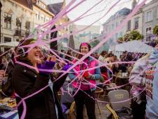 Deze dragqueens laten Havermarkt swingen tijdens silent muziekbingo