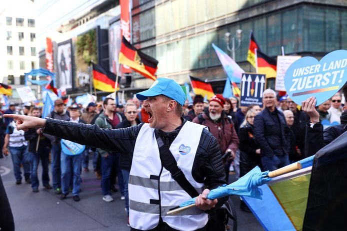 Un partisan du parti Alternative pour l'Allemagne (AfD) s'exprime lors d'une manifestation contre le gouvernement, sur fond de flambée des prix de l'énergie, à Berlin.
